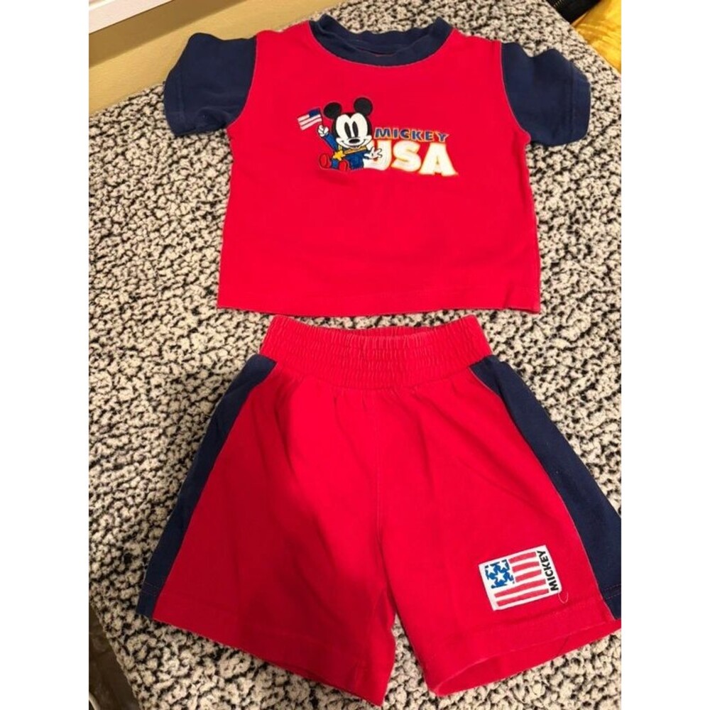 Vintage Disney store outfit shorts and t shirt